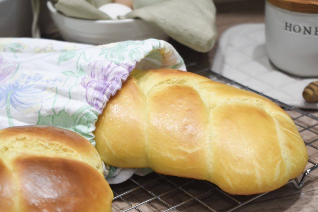 Milk Brioche braid in linen bag